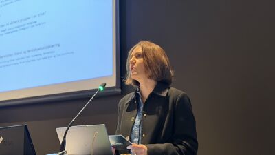 Byråds for utdanning Julie Remen Midtgarden står bak en talerstol og taler til forsamlingen
