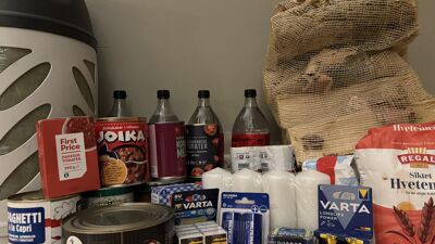Varer til egenberdskapslager står på et gulv. Alt fra tørrmat til ved og batterier