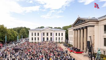 Bildet viser studenter som er samlet på Universitetsplassen i Oslo Sentrum