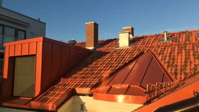 Taket på en bygning med loftsutbygg.
