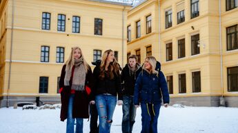 Elever utenfor skolen.