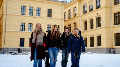 Elever utenfor skolen.