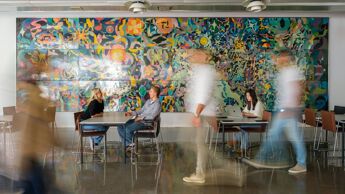 Skoleelever går fort i en gang.