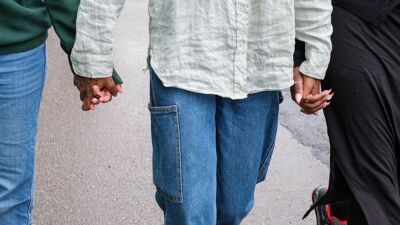 Mennesker som holder hender