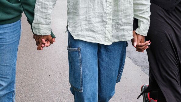 Mennesker som holder hender