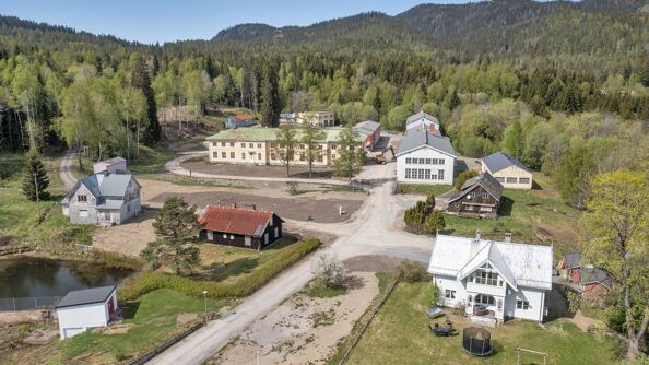 Dronebilde av Skar leir i Maridalen, mange bygninger.