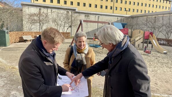 Statssekretær, byråd for byutvikling og prosjektleder fra Statsbygg ser på tegninger foran Oslo fengsel