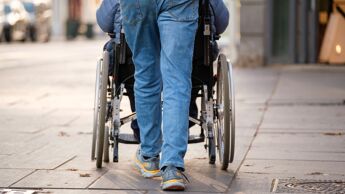 Mann triller rullestol i Bogstadveien.