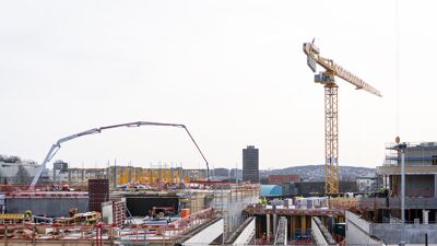 Bildet viser byggeplassen hvor den nye ungdomsskolen på Økern for tiden bygges.