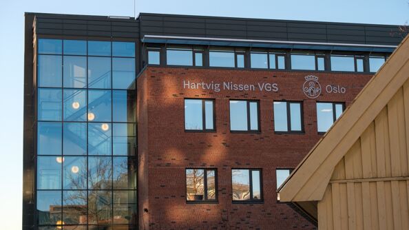 Hartvig Nissen videregående skole med murstein og glassfasade og Oslo logo
