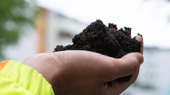 hånd med jord - karbonfjerning