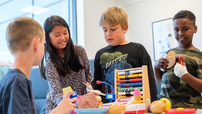 Barn på Teglverket skole lærer om budsjett.