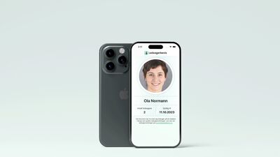 Bilde av ledsagerbeviset på telefonen. Ledsagerbeviset har bilde av personen, nummer på antall deltaker og gyldighetsdato.