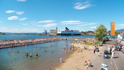 Sørenga sjøbad sett mot Vippetangen og Oslo fergehavn.