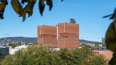 Oslo rådhus sett fra sjøsiden og Akershus festning