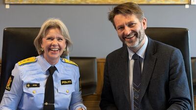 Politimester Ida Melbo Øystese og byrådsleder Eirik Lae Solberg signerer den nye politirådsavtalen.