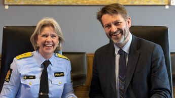 Politimester Ida Melbo Øystese og byrådsleder Eirik Lae Solberg signerer den nye politirådsavtalen.