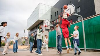 Barn spiller basketball