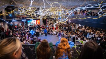Publikum følger en dansebattle under arrangementet Soul Session i Deichman Bjørvika.