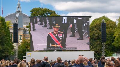 Kong Haakon på storskjerm i Spikersuppa.