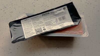 En åpen fiskepakke på en disk