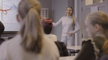 en ung foredragsholder foran en skoleklasse - Klimaforedrag