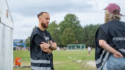 Arash og resten av utekontaktene er til stede på verdens største fotballturnering for barn og unge.