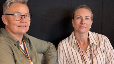 Bildet viser leder for fritidsklubben sammen med seksjonsleder i barnevernet.