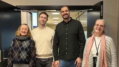 Fire personer i en gang.