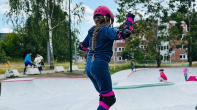 Bildet viser en jente som skater