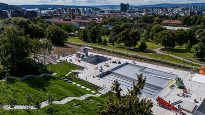 Uteområde med basseng, stupetårn og utsikt over Oslo