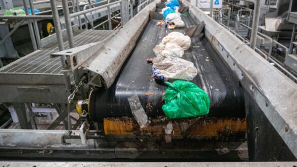 Plastposer på et samlebånd