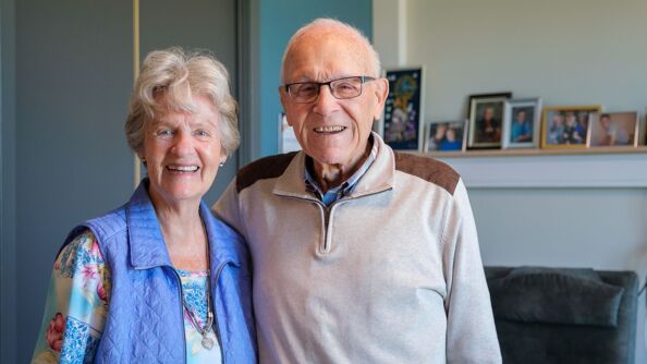 Portrett av et eldre og smilende par.