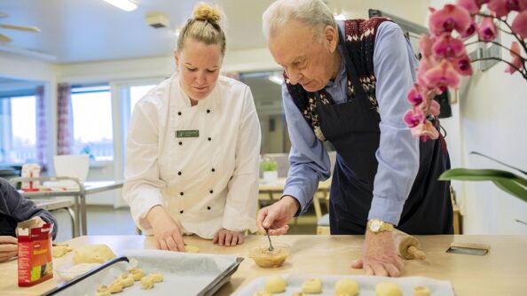 En kokk og en eldre mann baker