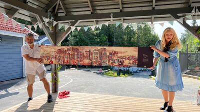 Pedagogisk leder Lars Natvik og Anita Berge viser fram den største stilleboka barnehagen har. Den er blitt kjøpt inn for pengene som fulgte med barnehageprisen.