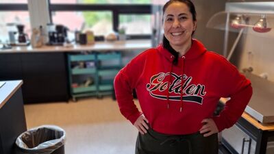 Bildet viser Durna på kjøkkenet til Bjørndal frivilligsentral