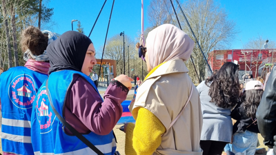 Bildet viser Imen sammen med andre frivillige ved Mortensrud Sirkusskole