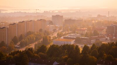 Tonsenhagen og Årvoll skole i solnedgang om høsten