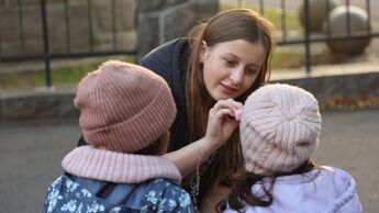 Ung kvinne med to barn.