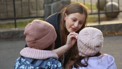 Ung kvinne med to barn.