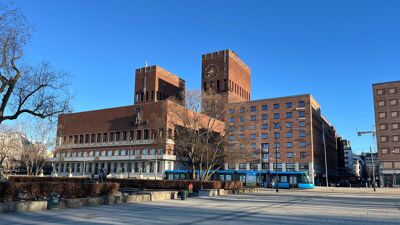 Oslo rådhus, et rødt mursteinsbygg med to tårn, sett fra Rådhusplassen.