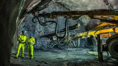 Fra Fornebubanens tunneldriving på Fornebulandet 20. mai 2022. Byggeleder og nabokontakt står inne i tunnel foran boreriggen.