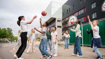Elever ved Brynseng skole spiller basketball.