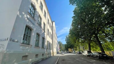 Krysset Arups gate, Egedes gate mot Ekebergåsen. Gamlebyen skole på venstre side, trær på høyre side.