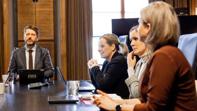 Byrådsleder Eirik Lae Solberg, byråd Anita Leirvik North, Marit Vea og Julianne Ferskaug i et møterom.