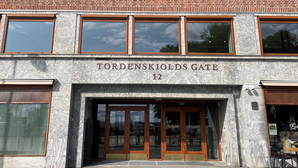Inngangspartiet og en vindusrekke i fasaden.