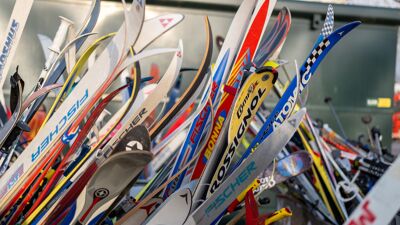 Langsrennsski stablet i kasser.