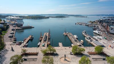 Utsikt over Rådhusplassen, Oslofjorden og øyene fra toppen av Rådhuset.