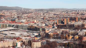 Oversiktsbilde av byen en klar vinterdag.