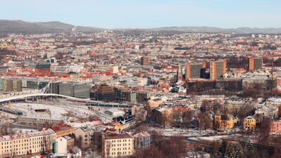 Oversiktsbilde av byen en klar vinterdag.